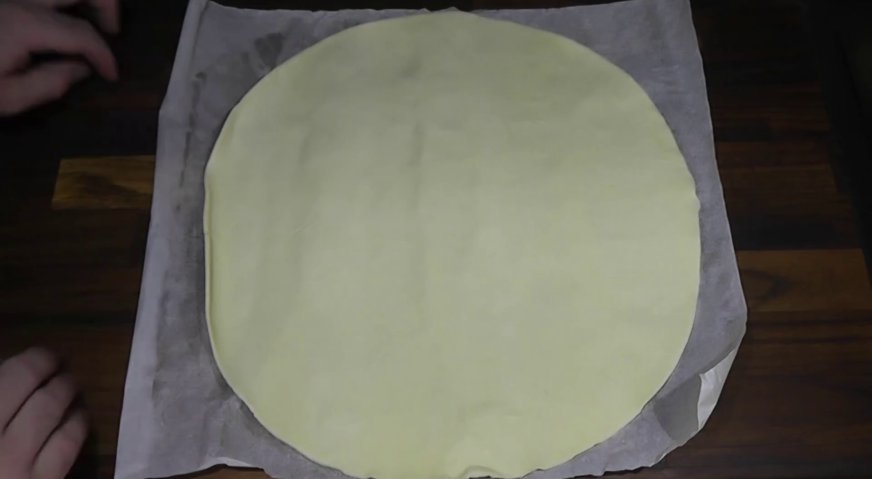 Пирог из слоеного теста: Листу слоёного теста придаём форму круга.