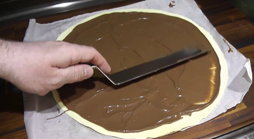 Пирог из слоеного теста: Наносим равномерным слоем начинку. Не стоит экономить. Тогда вкус пирога будет более насыщенным.