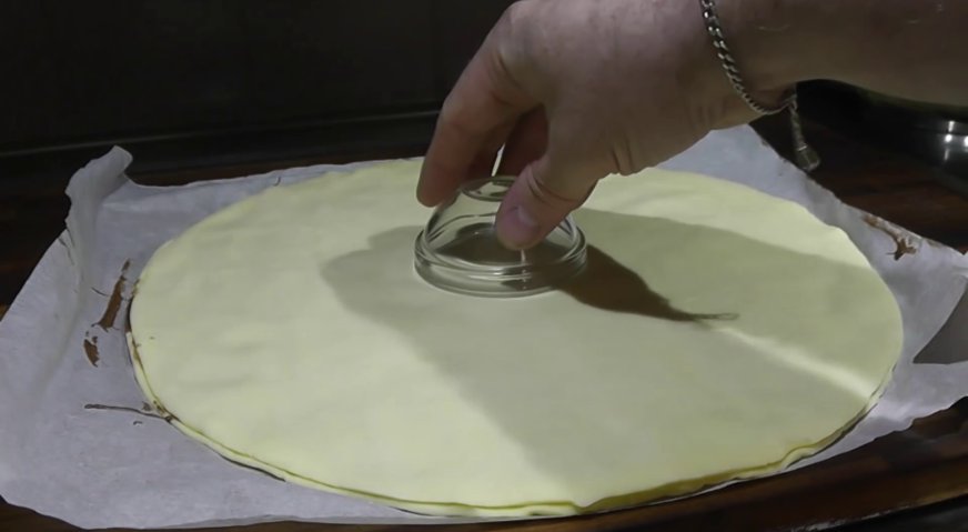 Пирог из слоеного теста: С помощью стакана или креманки намечаем центр.