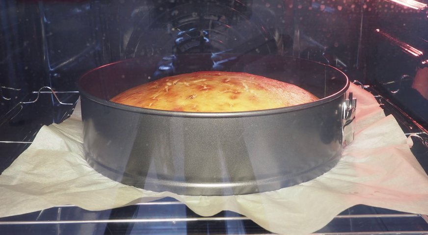 Пирог на кефире: Ставим тесто в духовку на средний уровень, и выпекаем в течение 50 минут.