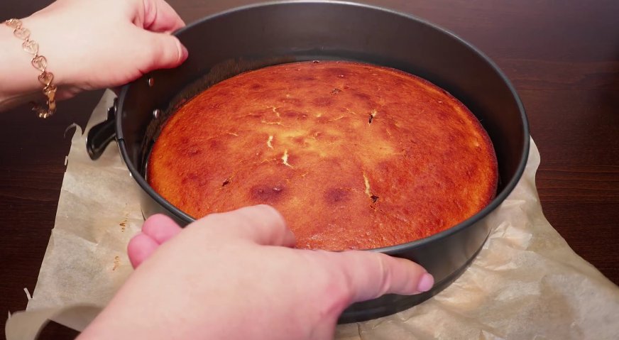 Пирог на кефире: Даём пирогу остыть в течение 30-40 минут, снимаем борта формы, и перекладываем пирог на тарелку. Приятного аппетита!