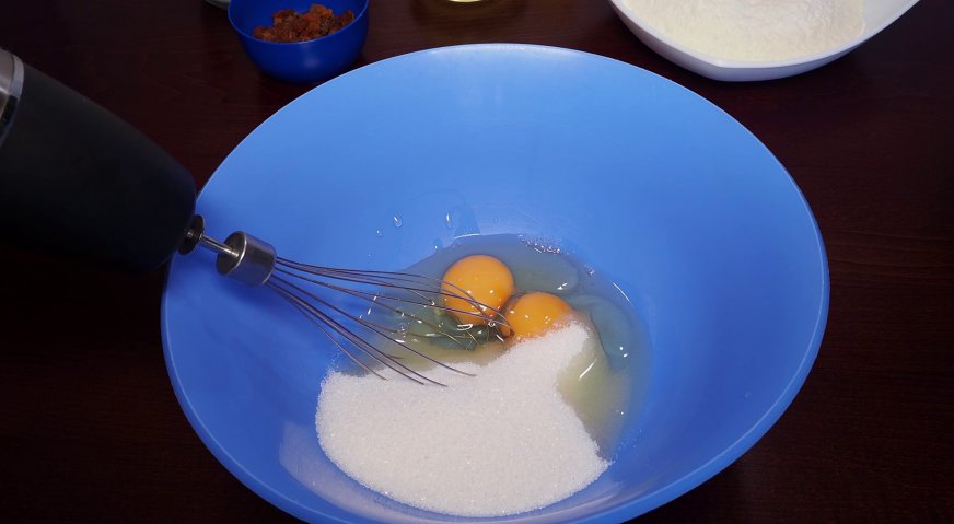 Пирог на кефире: Взбиваем яйца с сахаром до увеличения объёма вдвое.