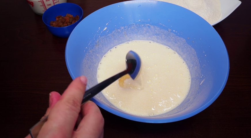 Пирог на кефире: В яичную массу вливаем рафинированное подсолнечное масло.