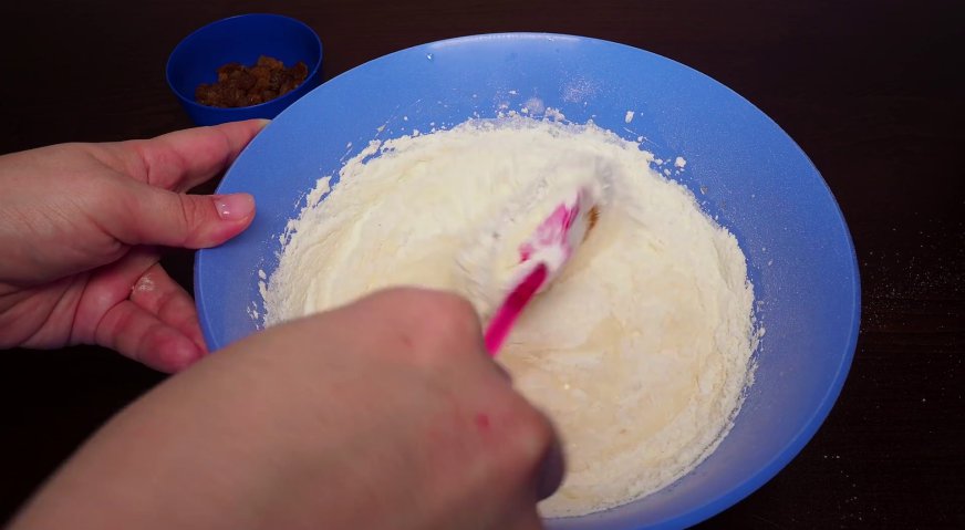 Пирог на кефире: Перемешиваем кулинарной лопаткой до однородности.
