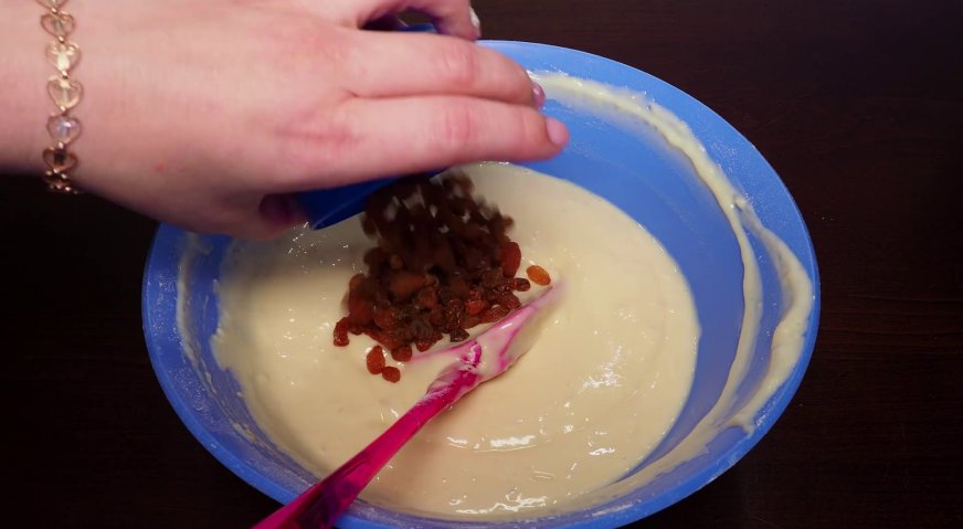 Пирог на кефире: Добавляем в тесто промытый изюм, и размешиваем, равномерно распределяя.