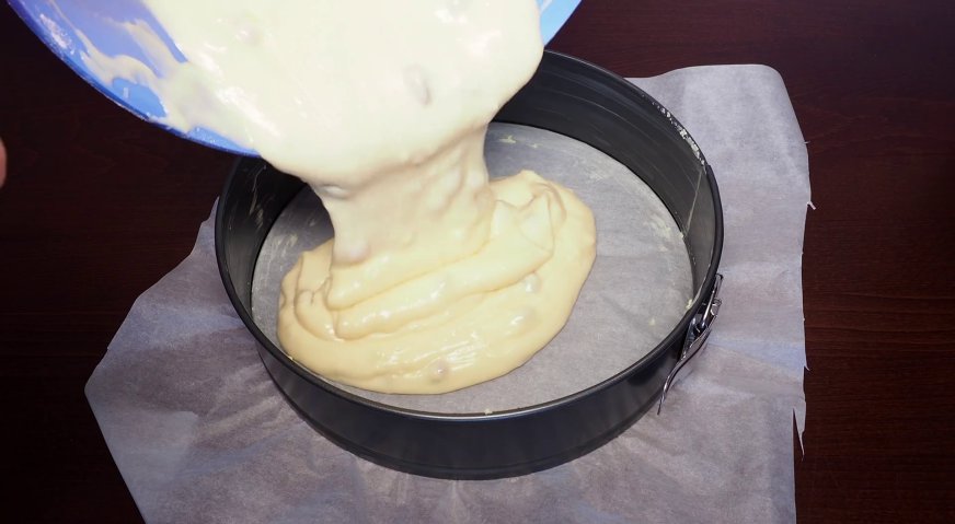 Пирог на кефире: Выливаем тесто в форму.