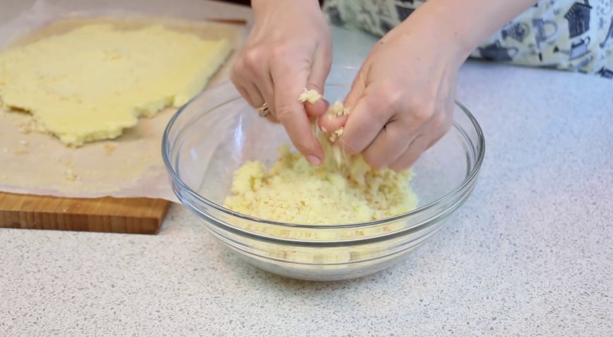 Пирожное картошка: Подсохший бисквит растираем руками или в блендере в крошку.