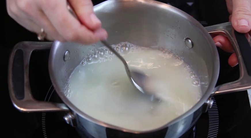 Пирожное картошка: В молоко насыпаем практически весь сахар, ставим на плиту, и, непрерывно помешивая, доводим до кипения. Варим 1-2 минуты.