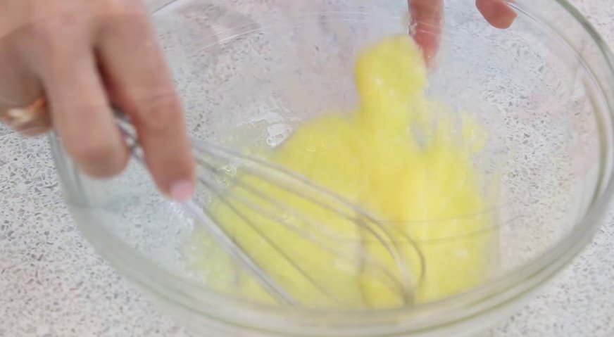 Пирожное картошка: С оставшимся сахаром взбиваем яйцо.