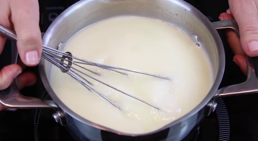 Пирожное картошка: Переливаем смесь обратно в кастрюлю, и, непрерывно помешивая, увариваем до загустения заварной основы.