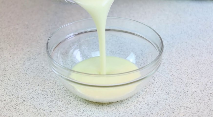 Пирожное картошка: По консистенции основа должна напоминать негустое сгущённое молоко. По мере остывания она будет становиться гуще. Первые 10 минут массу