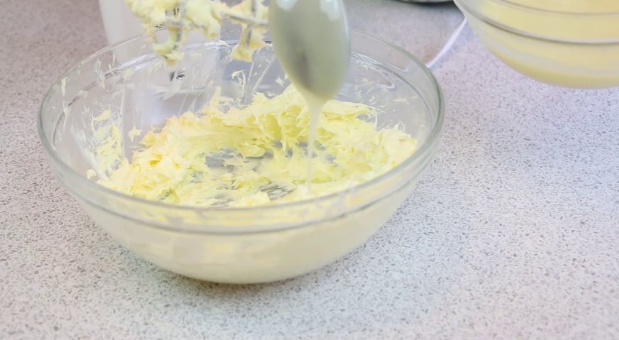 Пирожное картошка: Продолжая взбивание добавляем в масло порциями заварную основу.