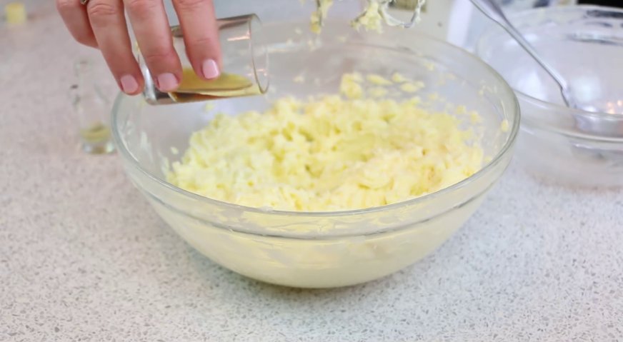 Пирожное картошка: Добавляем в крем коньяк и ванильную эссенцию. Взбиваем до однородности.