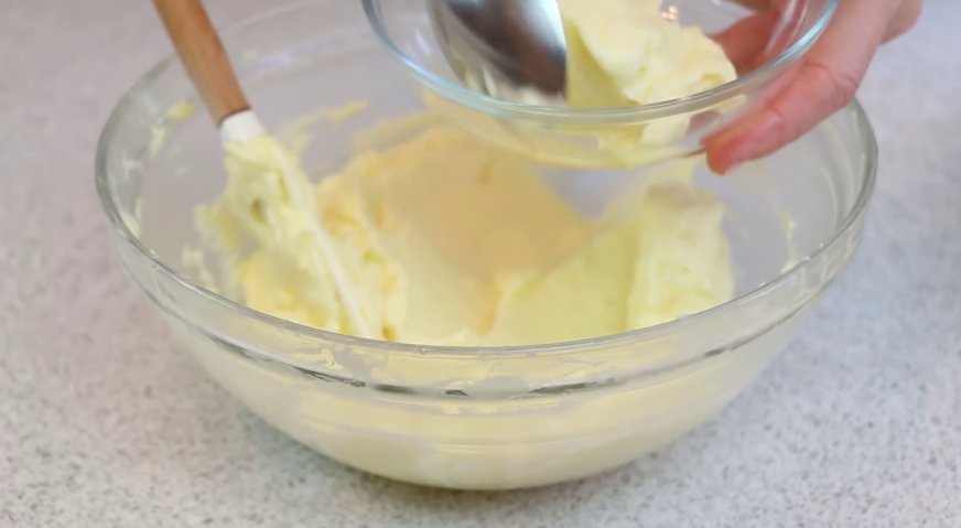 Пирожное картошка: Немного крема откладываем для декорирования.