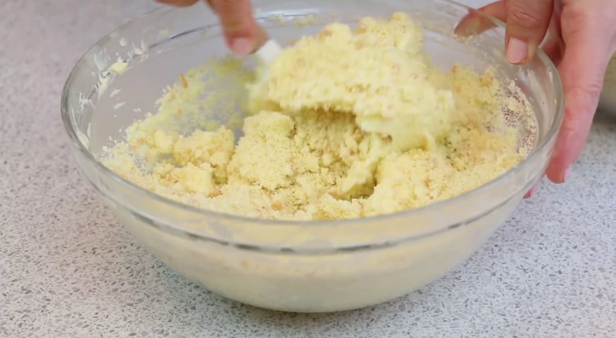 Пирожное картошка: Смешиваем крем с бисквитной крошкой.