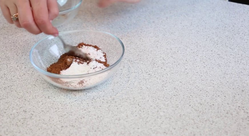 Пирожное картошка: Для обсыпки смешиваем какао порошок с сахарной пудрой.