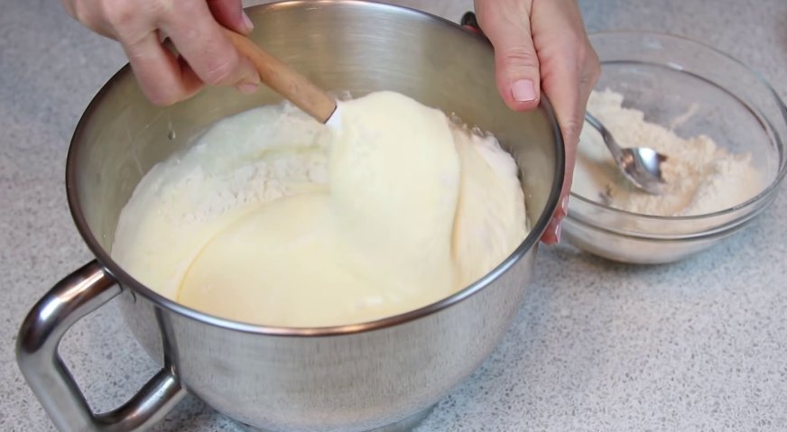 Пирожное картошка: В яичную массу аккуратно вмешиваем муку.