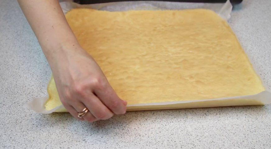 Пирожное картошка: Готовый бисквит снимаем с противня, даём остыть в течение 10 минут.