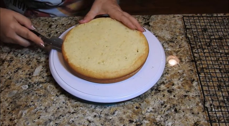 Постный торт: Делим бисквит на два коржа.