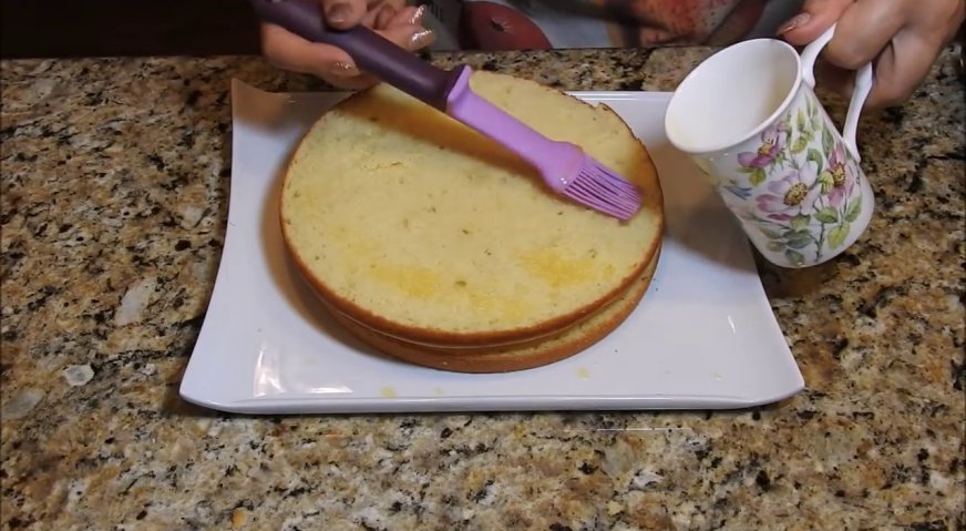Постный торт: Поверх крема выкладываем верхний корж, и также слегка пропитываем соком.