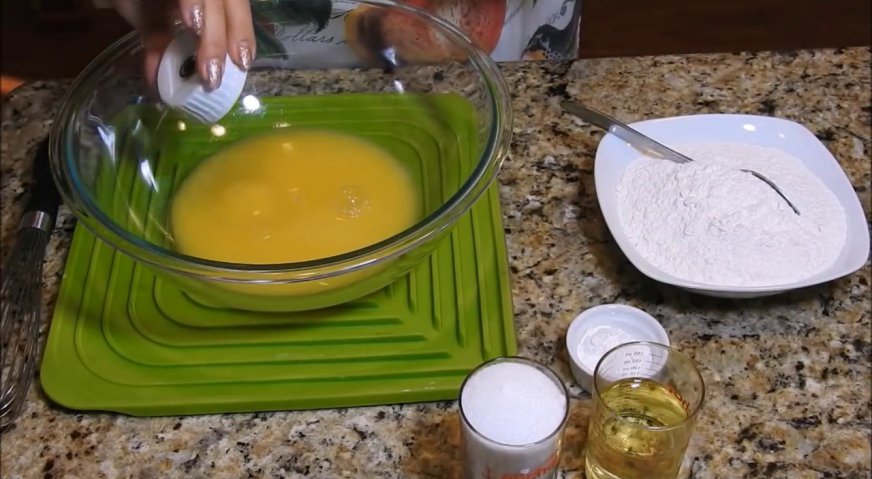 Постный торт: Вначале готовим постный бисквит. Для этого наливаем сок в миску, добавляем соль и сахар, перемешиваем до полного растворения.