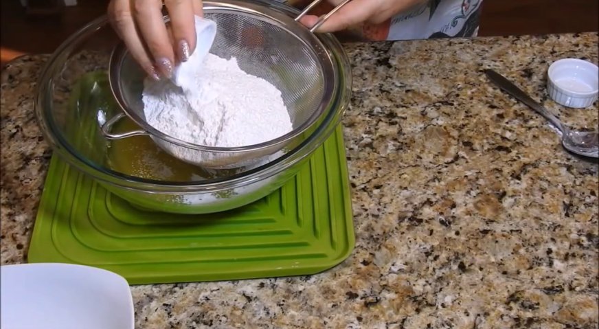 Постный торт: Просеиваем в сок муку с разрыхлителем, и замешиваем жидкое тесто.