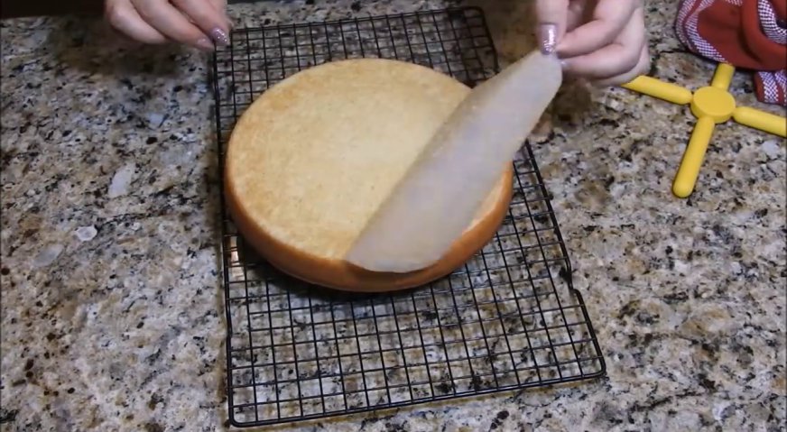 Постный торт: Готовый бисквит опрокидываем на смазанную растительным маслом решётку, с дна снимаем пергамент.