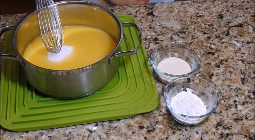 Постный торт: Пока бисквит остывает, готовим постный крем. Для этого добавляем в сок соль и сахар, и размешиваем до растворения.