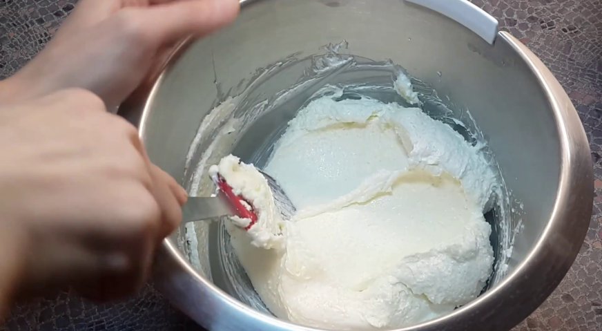 Сметанный крем для торта: Перемешиваем сметану с сахаром при помощи кулинарной лопатки до однородного состояния. Оставляем на несколько минут при комнатной