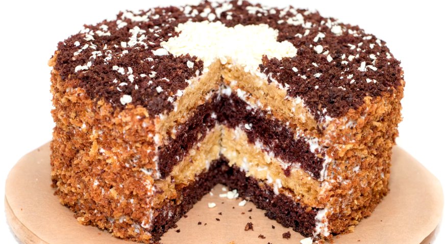 Сметанный торт: Оставшимся кремом смазываем верх и края торта, и посыпаем крошкой. Или украшаем на свой вкус. Оставляем торт на несколько часов пропитаться,