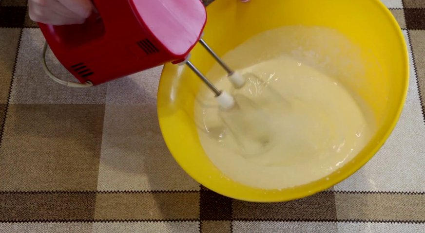 Сметанный торт: Пока коржи остывают, готовим сметанный крем. Для этого соединяем сметану с сахаром, даём раствориться, и взбиваем миксером.