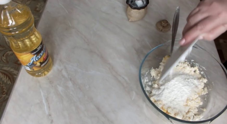 Сырники с манкой: Добавляем к творогу соль, сахар, манную крупу, ванильный сахар, разрыхлитель и пшеничную муку.