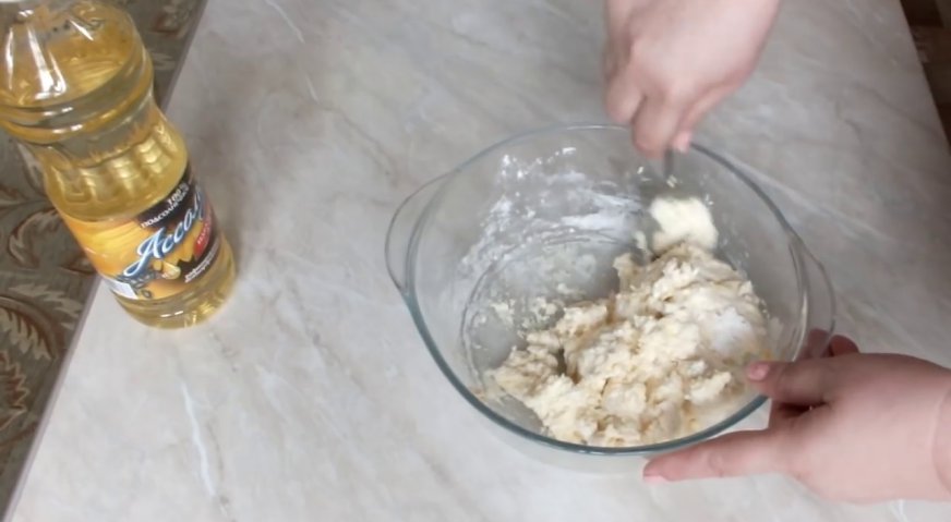Сырники с манкой: Всё тщательно перемешиваем, и оставляем тесто отдохнуть на 10-15 минут.