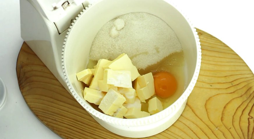 Тертый пирог: В кухонном комбайне взбиваем яйца, сахар, размягчённое сливочное масло, соль и соду.