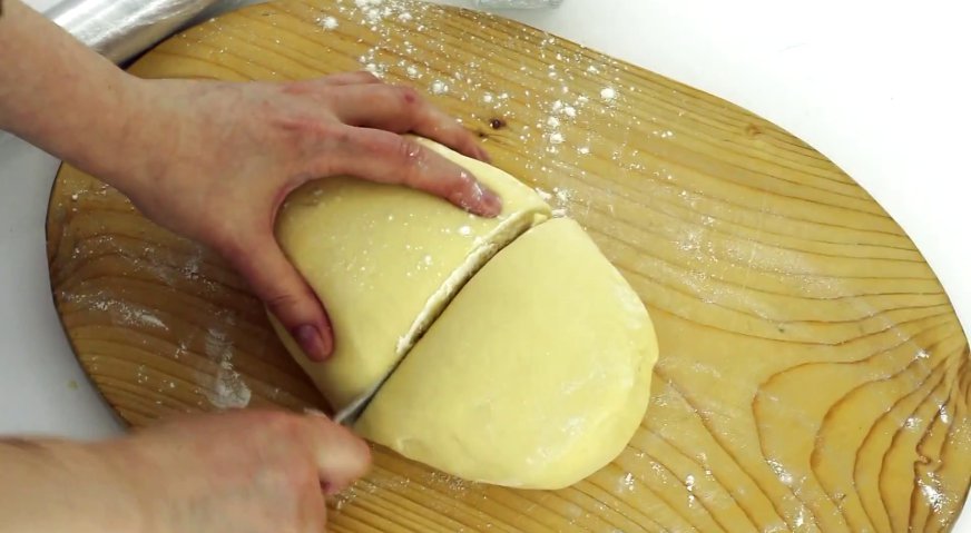 Тертый пирог: Тесто делим на две половины.
