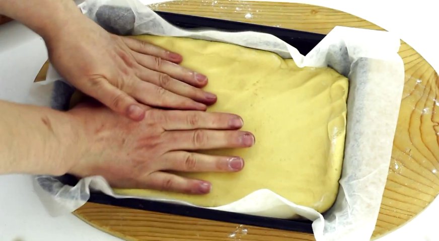 Тертый пирог: Кусочек теста из холодильника распределяем по дну формы для выпечки, выстеленной пергаментом.