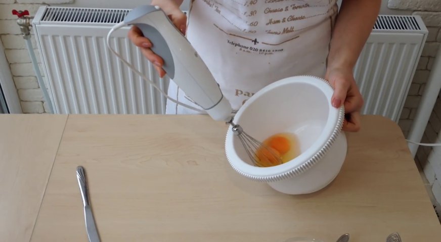 Тыквенный пирог: Взбиваем яйца до густой пены на большой скорости.