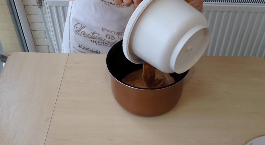 Тыквенный пирог: Наливаем тыквенное тесто в форму для выпекания или чашу мультиварки, дно которой смазано маслом. Выпекаем в духовке при 180*С до сухой
