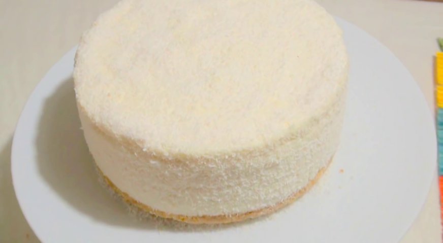 Торт без выпечки: Вынимаем торт из холодильника, перекладываем его на блюдо, и со всех сторон посыпаем кокосовой стружкой.