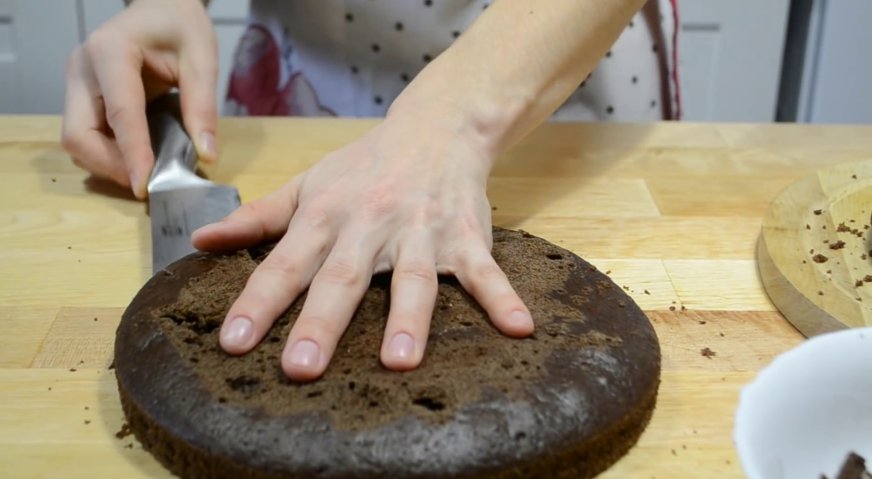 Торт черный принц: Когда бисквиты остыли, поднявшиеся верхушки срезаем, каждый бисквит разрезаем на два коржа.