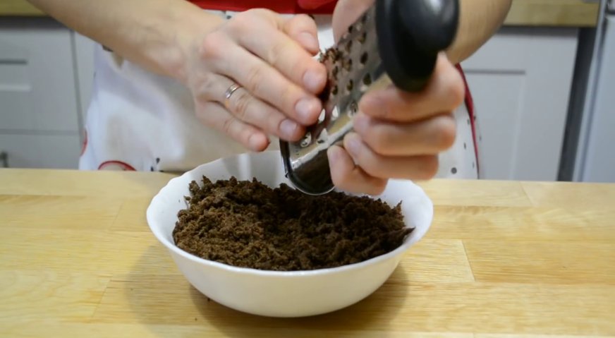 Торт черный принц: Обрезки натираем на тёрку, получая шоколадную бисквитную крошку.