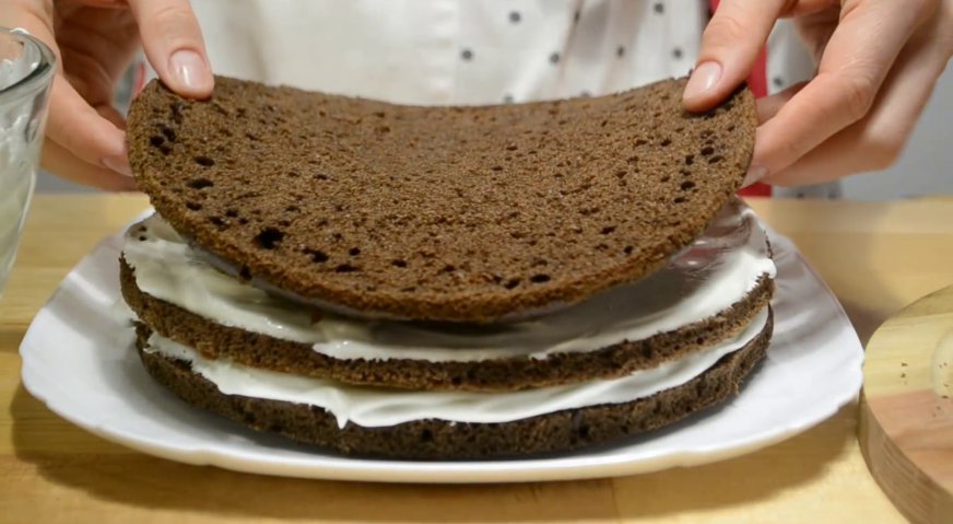 Торт черный принц: Собираем торт, переслаивая шоколадные коржи сметанным кремом.