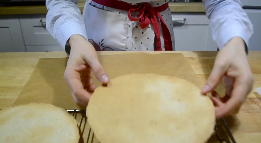 Торт эстерхази: Выкладываем коржи на решётку, чтобы они остыли.