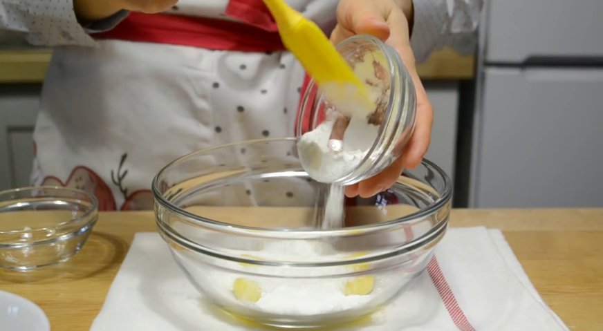 Торт эстерхази: В миске смешиваем желтки, сахар, ванилин и крахмал. Перетираем до однородной массы.