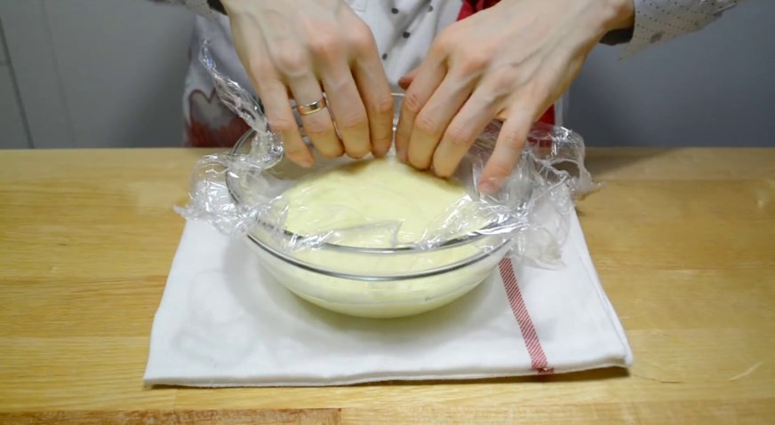 Торт эстерхази: Крем переливаем в миску, накрываем пищевой плёнкой, чтобы она касалась поверхности крема, и оставляем до полного остывания.