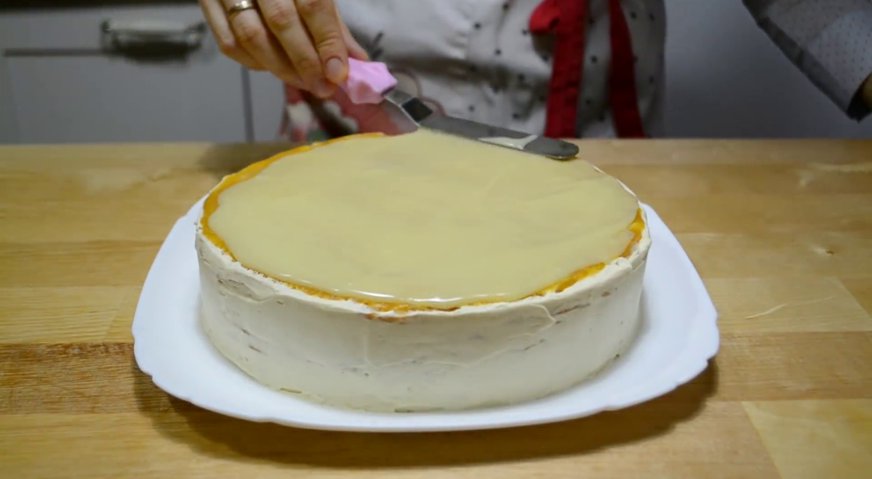 Торт эстерхази: Верх торта покрываем глазурью из белого шоколада, и разравниваем.