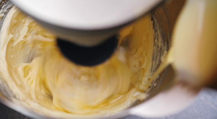 Торт графские развалины: Для приготовления крема взбиваем сливочное масло со сгущённым молоком.