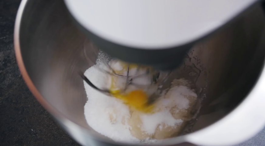 Торт графские развалины: Взбиваем яйца с сахаром добела.