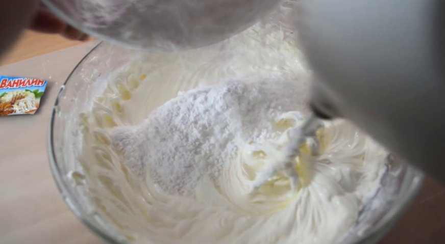 Торт из пряников: Взбиваем густую сметану с сахарной пудрой в нежный воздушный крем.