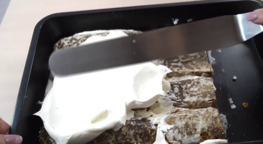 Торт из пряников: Покрываем пряники кремом, и выкладываем второй пряничный слой, который тоже смазываем сметанным кремом.